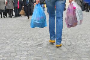 ​Nog geen boetes om gratis plastic tas