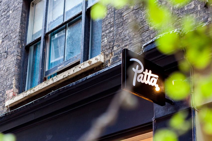 Het internationale voetstuk van Patta