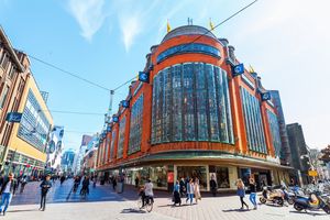 Topman MS Mode vertrekt naar de Bijenkorf