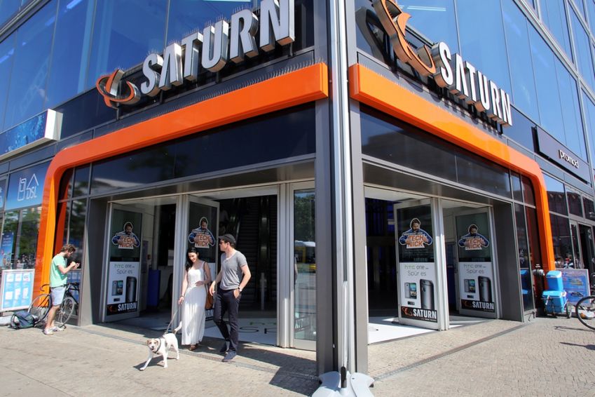 Saturn brengt robot naar de winkel