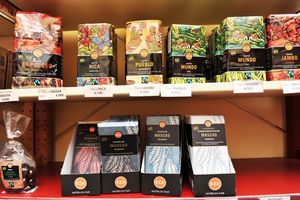 ‘Wereldwinkels onder druk door succes fairtrade’
