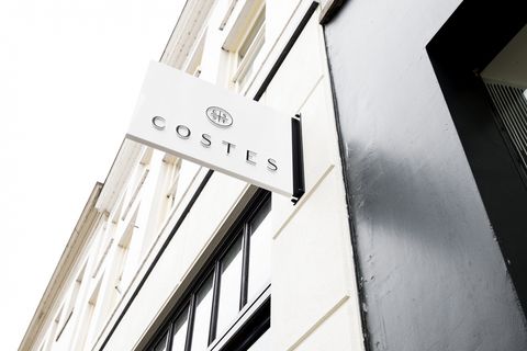 ​Costes opent eerste winkel over de grens