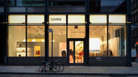Pastelkleuren en retro-design: zo vestigt Ganni zich in New York