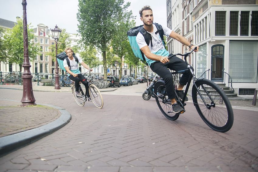 Deliveroo zwicht snel voor protesterende bezorgers