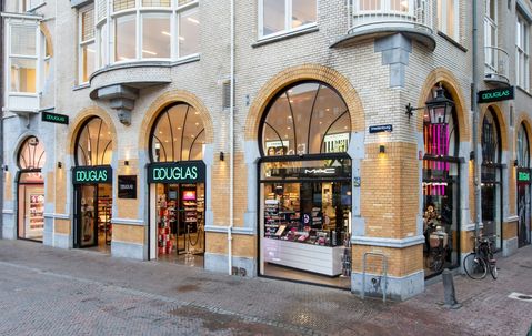 Douglas breidt webshop uit met kleding