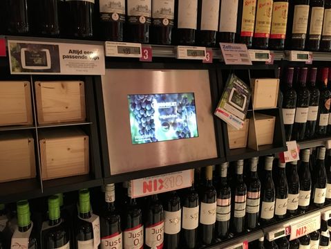 Hoogvliet voorziet wijnschap van ledschermen