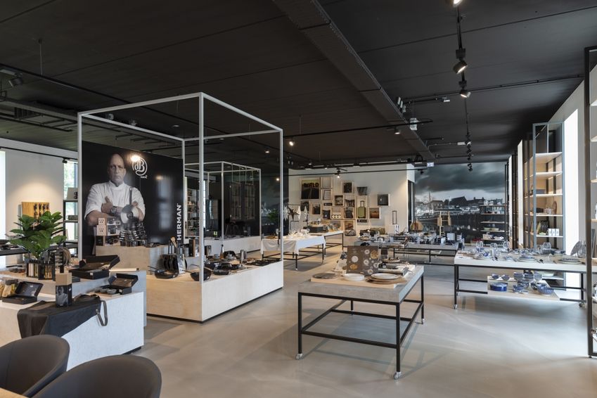 Een showroom die doet denken aan een warenhuis