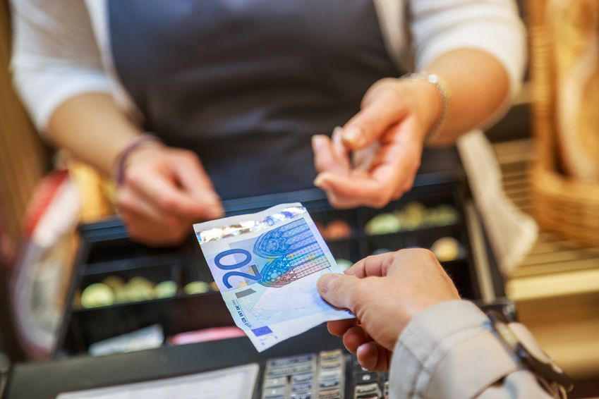 Minister keert zich tegen cashloze samenleving