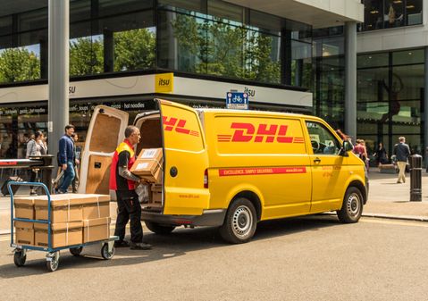 DHL-bezorgers krijgen meer loon en lichtere pakketjes