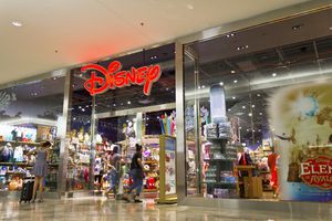 Disney sluit 60 winkels en legt focus meer op online