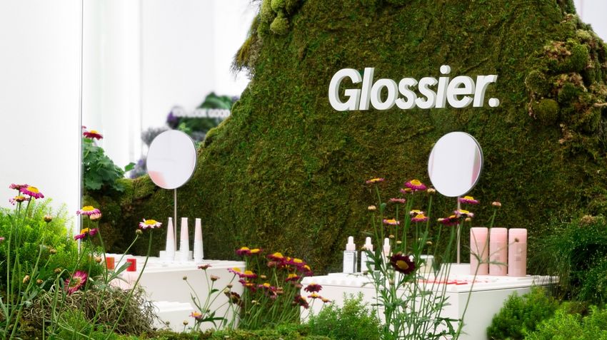 Beautyproducten te midden van mos en planten