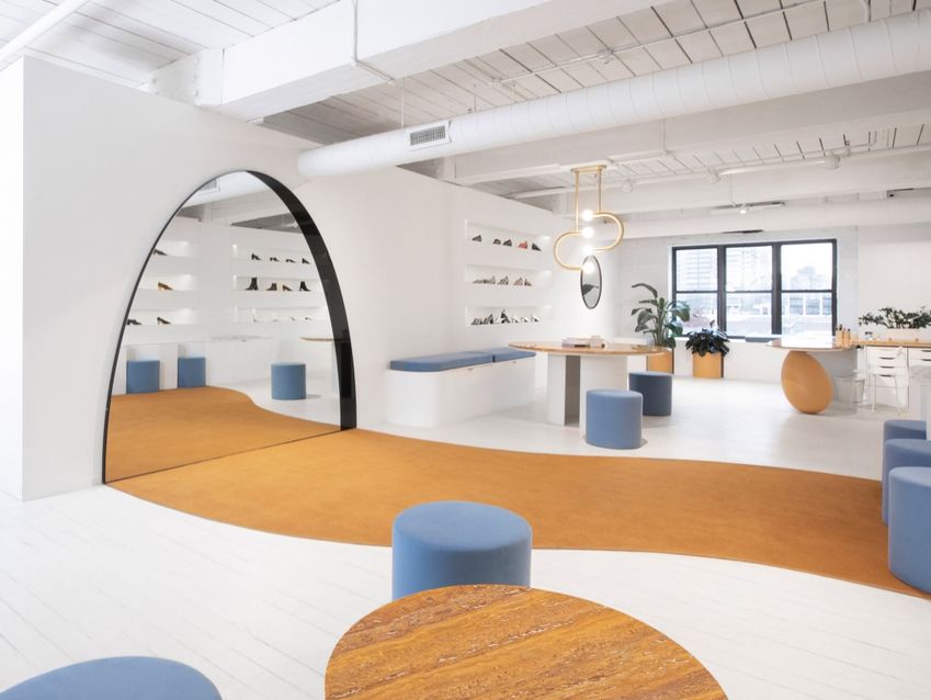 Deze schoenenwinkel lijkt veel groter dan hij is