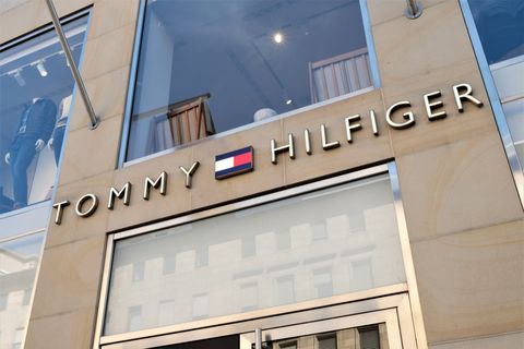 Tommy Hilfiger beloont klanten voor dragen van kleding
