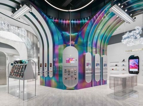 De futuristische winkel van B+Tube Cosmetics 