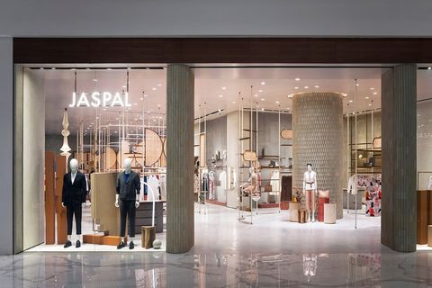 Handgemaakte keramiek en rotan in deze kledingzaak in Bangkok