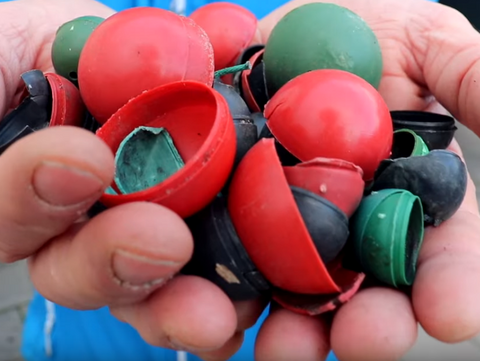 HEMA stopt na kritiek met plastic knetterballen
