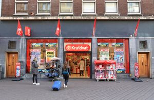 Kipling pakt Kruidvat aan om 'nagemaakte tassen'