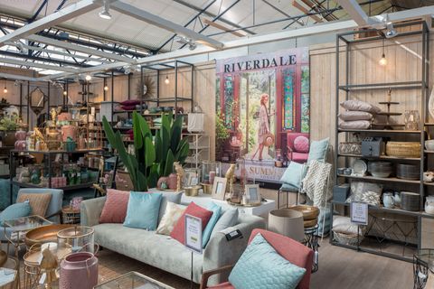 Riverdale opent webshop in het buitenland
