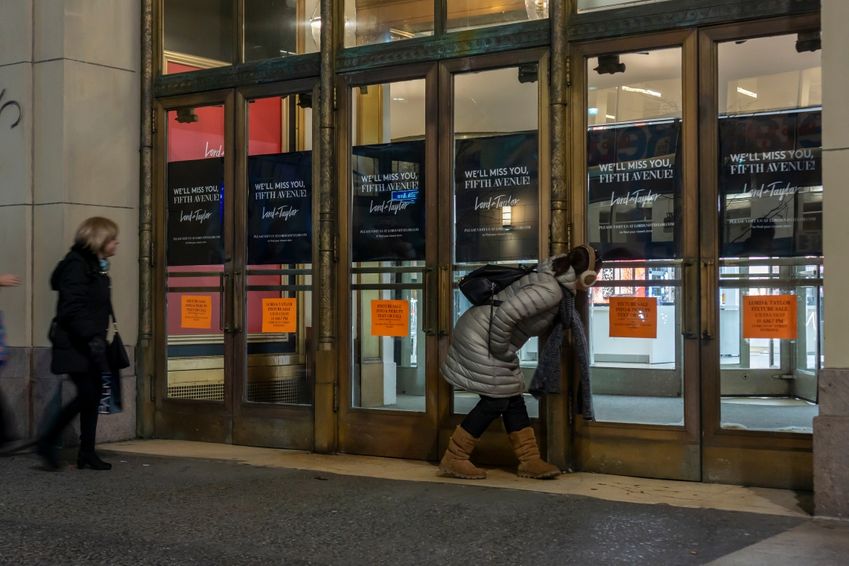 Hudson's Bay maakt winst, verkoop vlaggenschip oorzaak