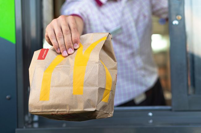 Waarom fastfood (ook in andere tijden) niet zonder drive-thru kan 