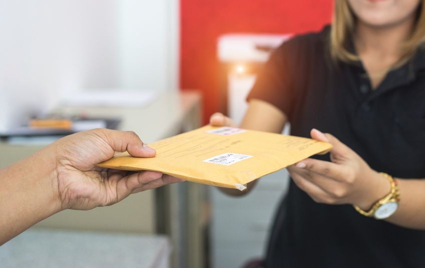 Verzending klein pakket duurder, webshops zijn de dupe