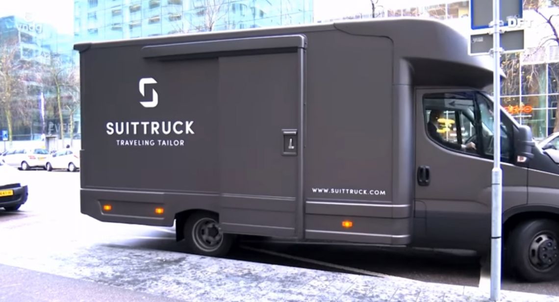 Rondreizende kleermaker Suittruck op de fles