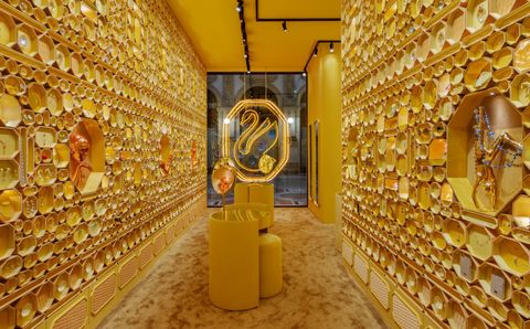 De nieuwe identiteit van Swarovski: goud, goud en nog meer goud 