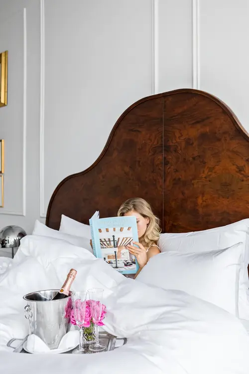 DOUXE Hotel Luxury Financieel Medewerker afbeelding