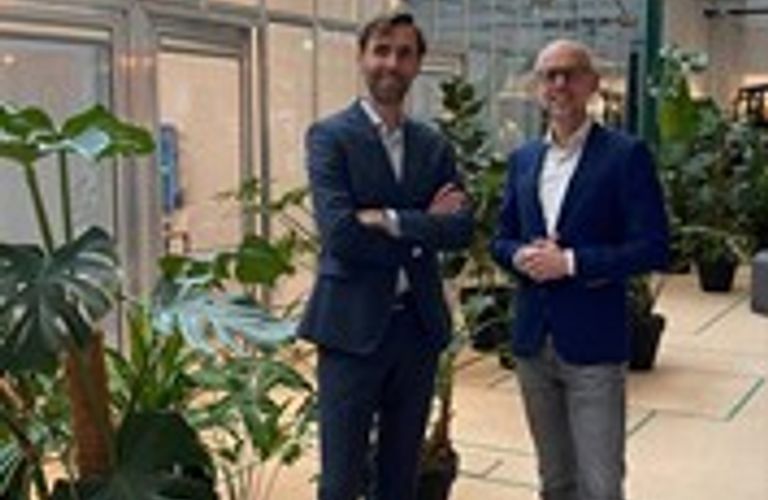 Handtekening voor verkoop nieuw zorggebouw Hart van Almere Poort