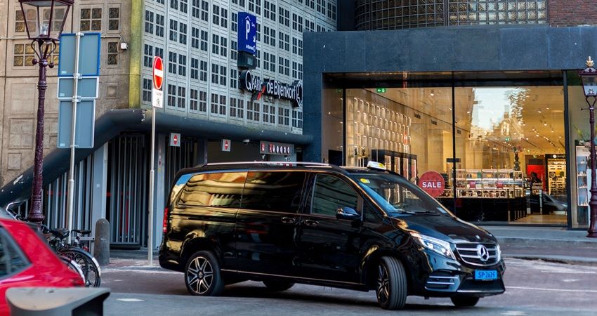 Amsterdam blijft in coalitieakkoord bij 40-40-20 en erotisch centrum van tafel