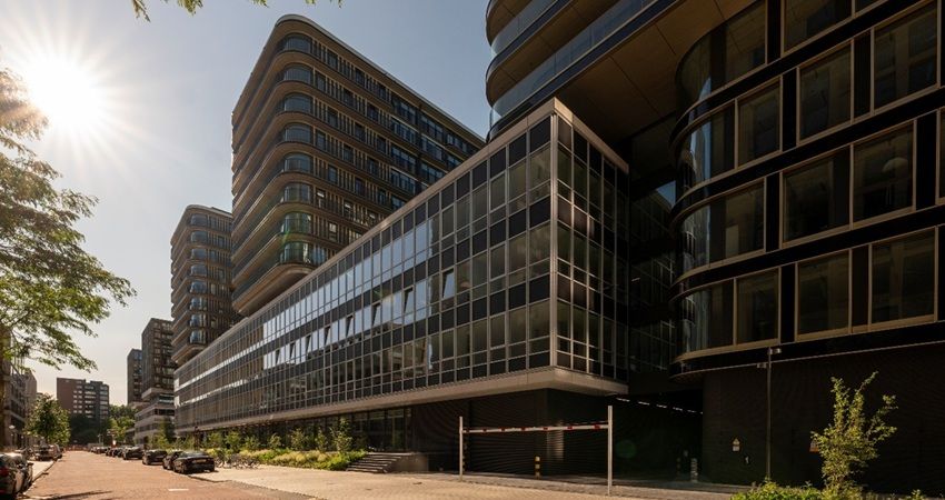 R. Kok Tandartsen huurt begane van Berghaus in Amsterdam