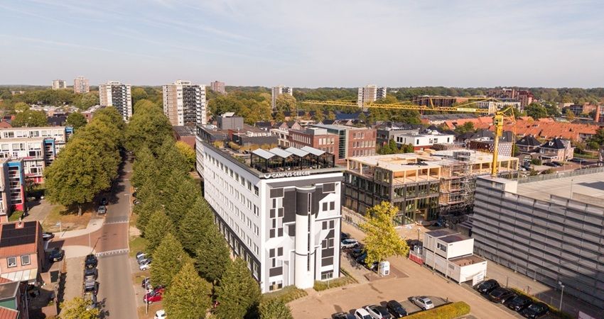 Eerste houten kantoorgebouw van Enschede trekt groeiende arbodienst aan