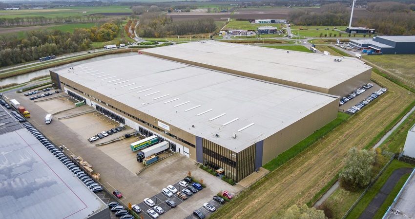 Base Logistics verlengt huur in Klundert: Daken nu vol zonnepanelen