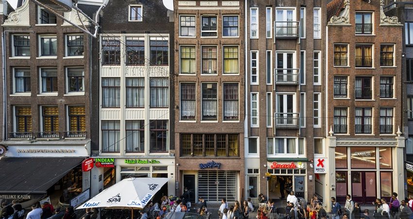 Pand aan het Damrak in Amsterdam wisselt voor miljoenen van eigenaar