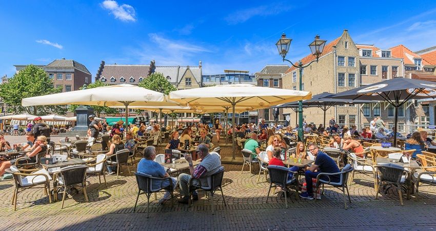 Nederlander geeft meer uit aan auto’s, apparaten en horeca