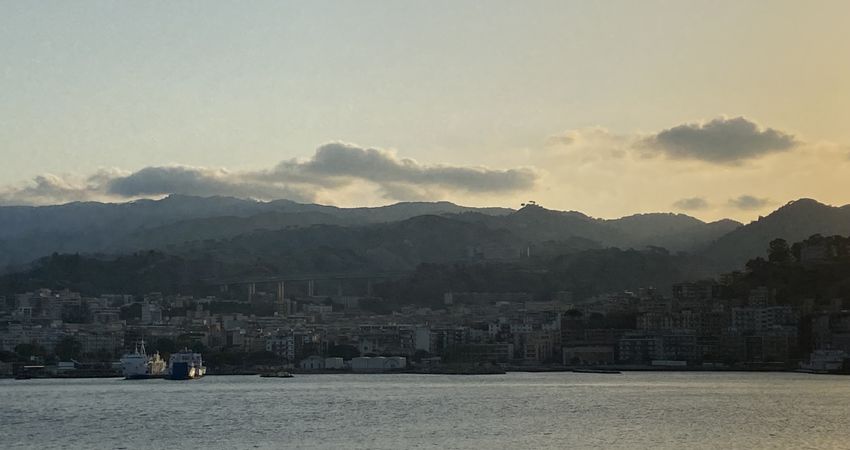 Witte rook in Italië voor bouw van megabrug naar Sicilië