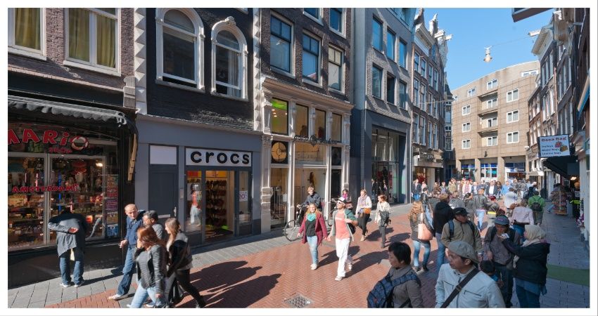 Bouwinvest verkoopt drie winkelpanden aan de Nieuwendijk Amsterdam