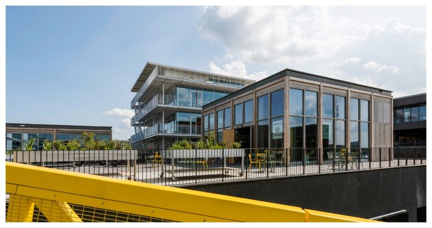 UMB verhuurt 1.400 m2 kantoorruimte aan Aquablu in Amsterdam