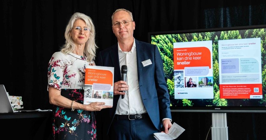 Demissionair minister Keijzer ontvangt manifest ‘Woningbouw kan drie keer sneller’ van Plegt-Vos