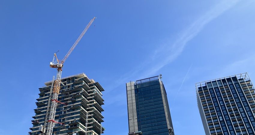 Zes bouwverenigingen waarschuwen voor hogere kosten door nieuwe EU-regels over kozijnen