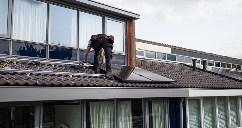 Zonnepanelenmarkt krijgt klap door einde salderen: Ook corporaties trappen op de rem