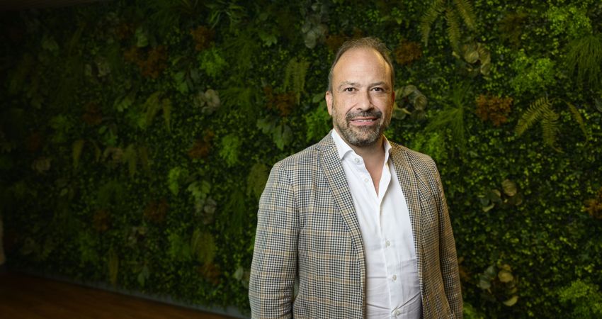 Adelaer slaat haar vleugels steeds verder uit