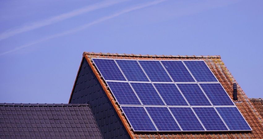 Raad van State: Geen recht op blijvend zonlicht voor zonnepanelen bij nieuwbouw