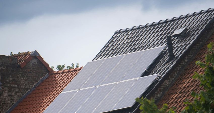 Raad van State: Geen recht op blijvend zonlicht voor zonnepanelen bij nieuwbouw