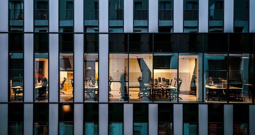 Vraag naar luxe kantoren stuwt huurprijzen