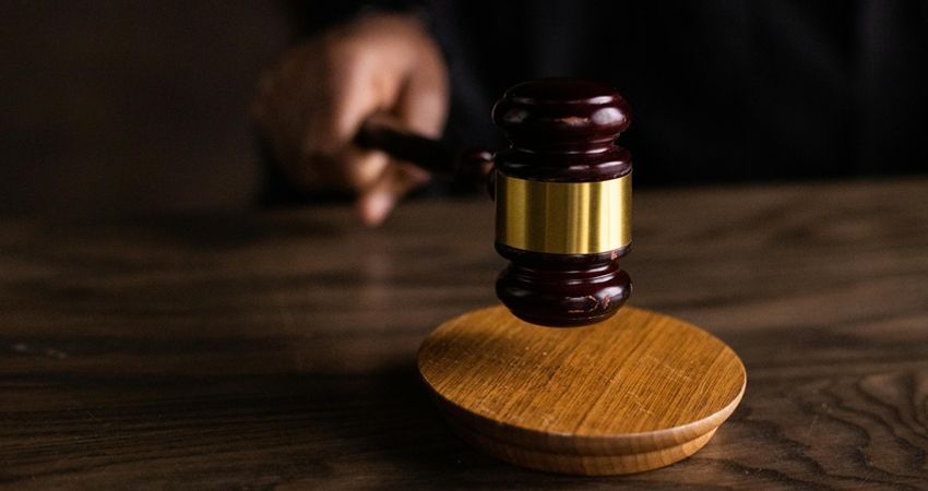 Rechter: Enkel glas is geen onderhoudsgebrek