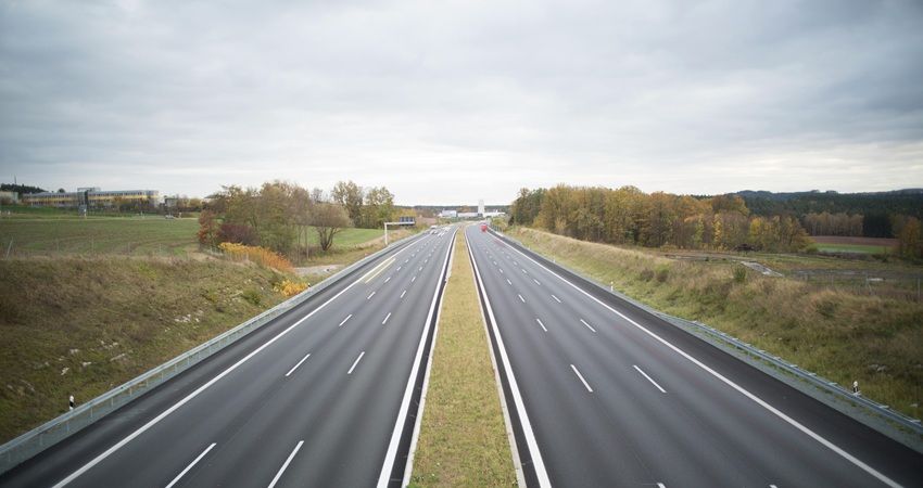 Mogelijk rem op bouw 125.000 woningen door pauzeren snelwegplannen