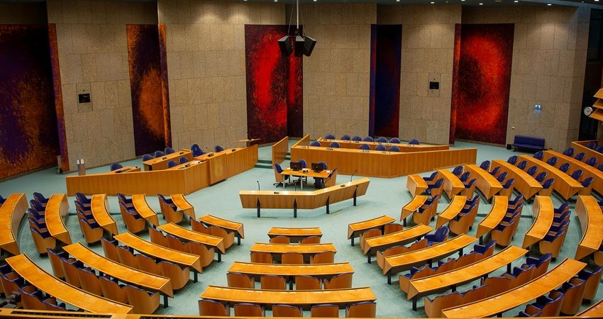 Tweede Kamer stemt in met regiewet, ondanks felle kritiek op statushouders-amendement