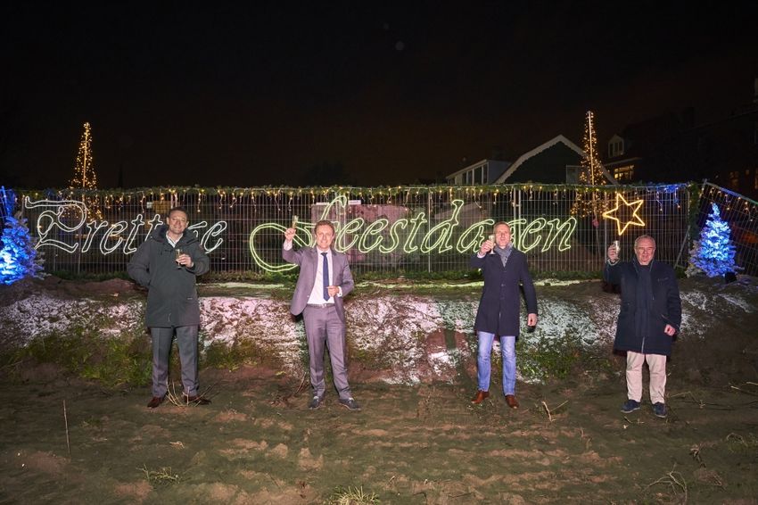 Dunavast en gemeente Rotterdam geven startsein voor de bouw van 13 eengezinswoningen De Vorstin IJsselmonde
