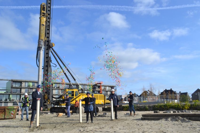 Wethouder Arends slaat eerste paal Berkel Centrum West